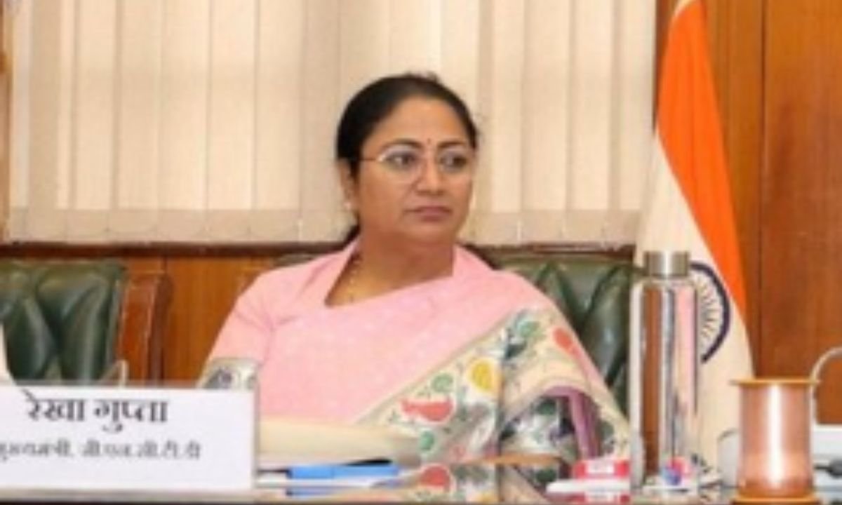 हैदरपुर फ्लाईओवर पर आवारा पशुओं की समस्या से हैरान रेखा गुप्ता