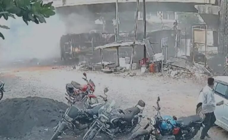 मुंबई-अहमदाबाद एक्सप्रेसवे फ्लाईओवर से गिरा टैंकर जलकर खाक