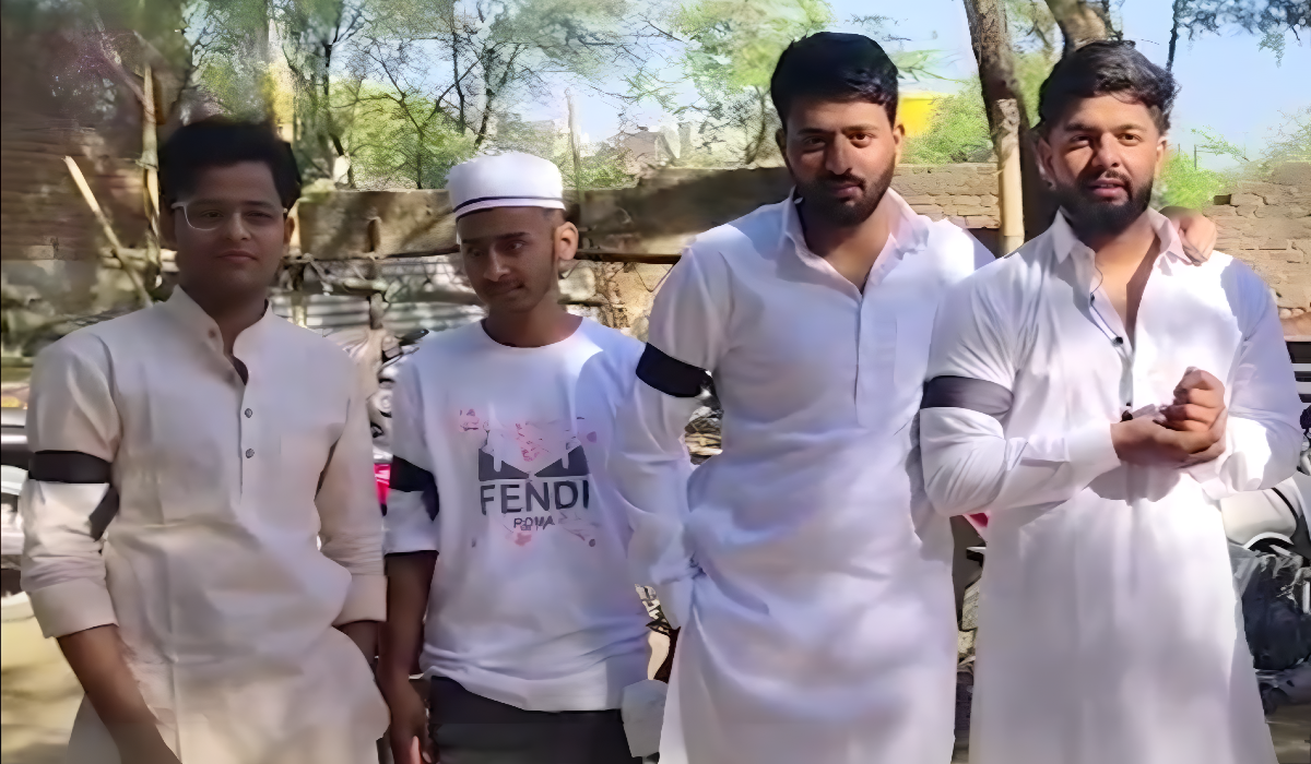 वक्फ संशोधन बिल के विरोध में ईद पर काली पट्टी बांधकर नमाज