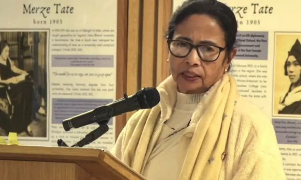 लंदन में ममता बनर्जी का प्रदर्शनकारियों, आरजी कार और संदेशखली को लेकर उठे सवाल