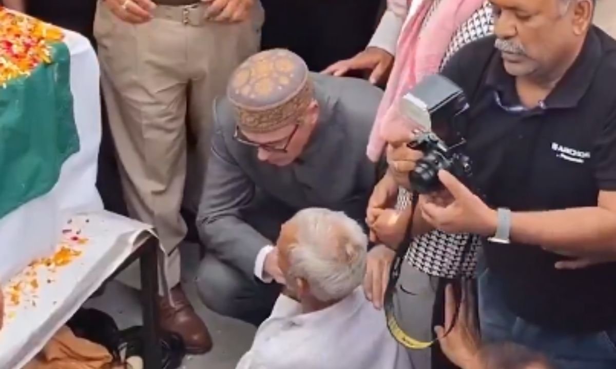 CM उमर अब्दुल्ला ने कांस्टेबल तारिक को दी श्रद्धांजलि