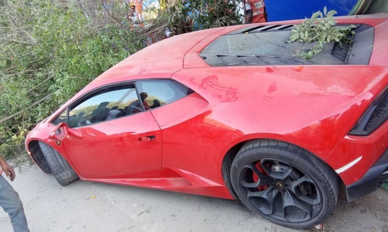 नोएडा में लैंबॉर्गिनी का कहर, 2 मजदूरों को टक्कर