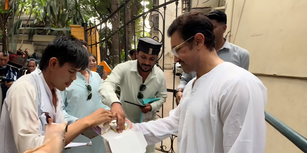 आमिर खान ने फैंस को मिठाई खिलाकर मनाई ईद