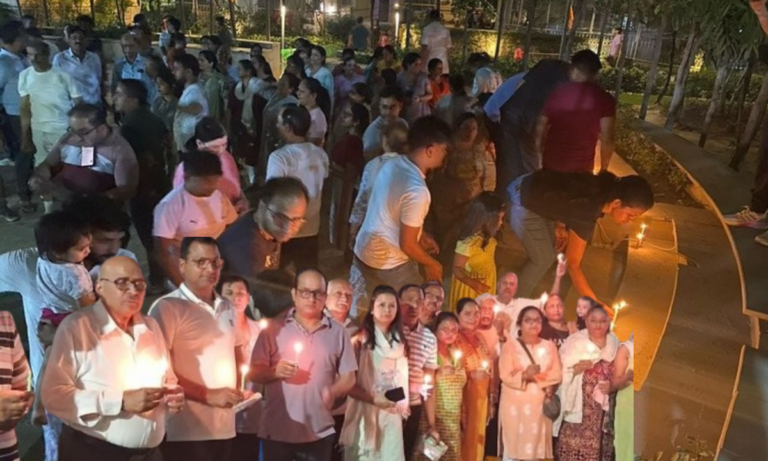 ग्रेटर नोएडा में पहलगाम आतंकी हमले के विरोध में कैंडल मार्च, सैकड़ों लोगों ने दी श्रद्धांजलि