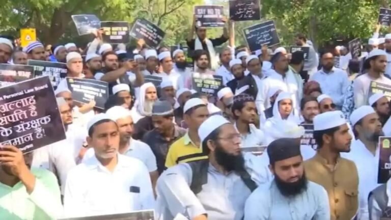 वक्फ बिल पास से पहले पुलिस ने शहर में निकाला मार्च
