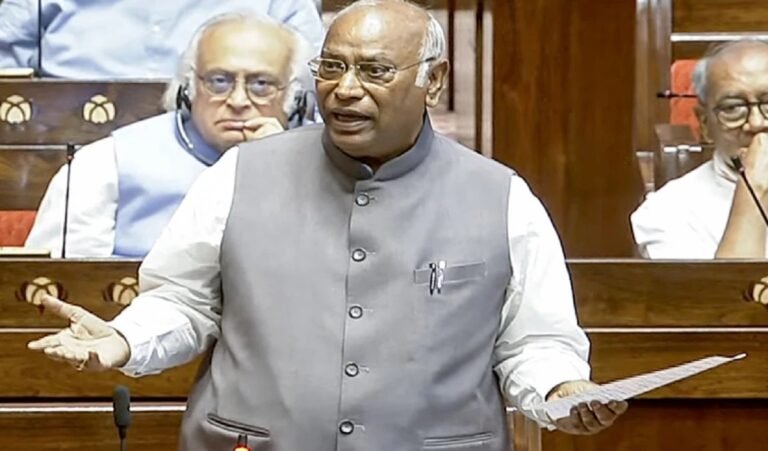 राज्यसभा में मल्लिकार्जुन खड़गे का ‘पुष्पा’ स्टाइल जवाब – ‘झुकूंगा नहीं’