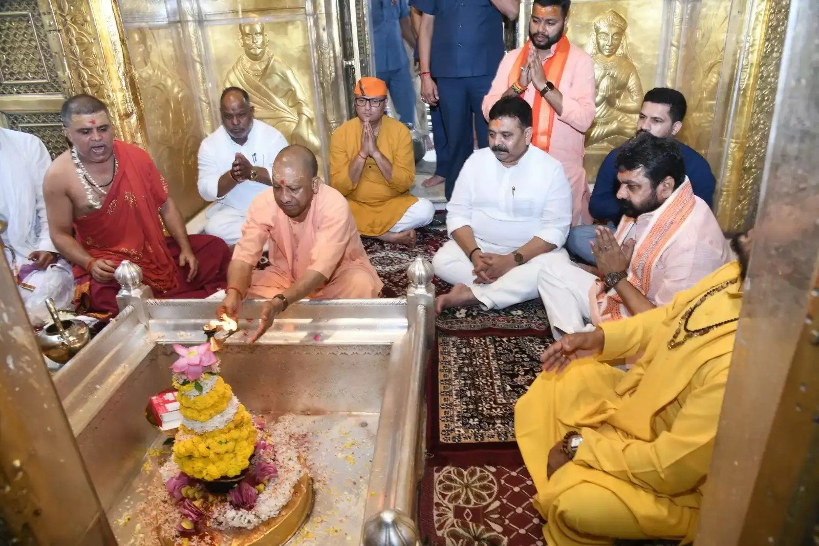 मुख्यमंत्री योगी आदित्यनाथ ने काल भैरव मंदिर में की पूजा-अर्चना