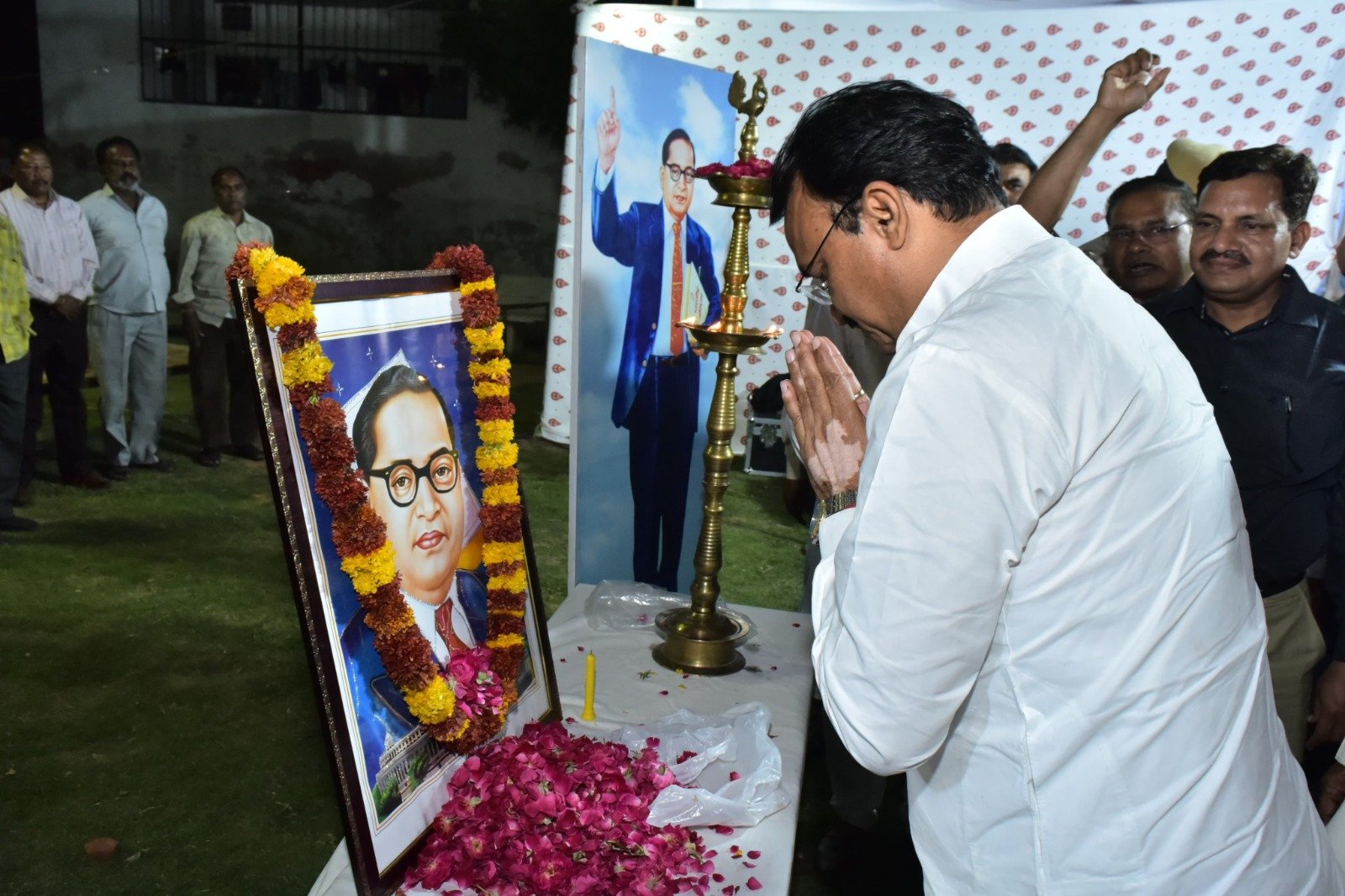 प्रेम चंद बैरवा ने अंबेडकर जी को अर्पित की पुष्पांजलि