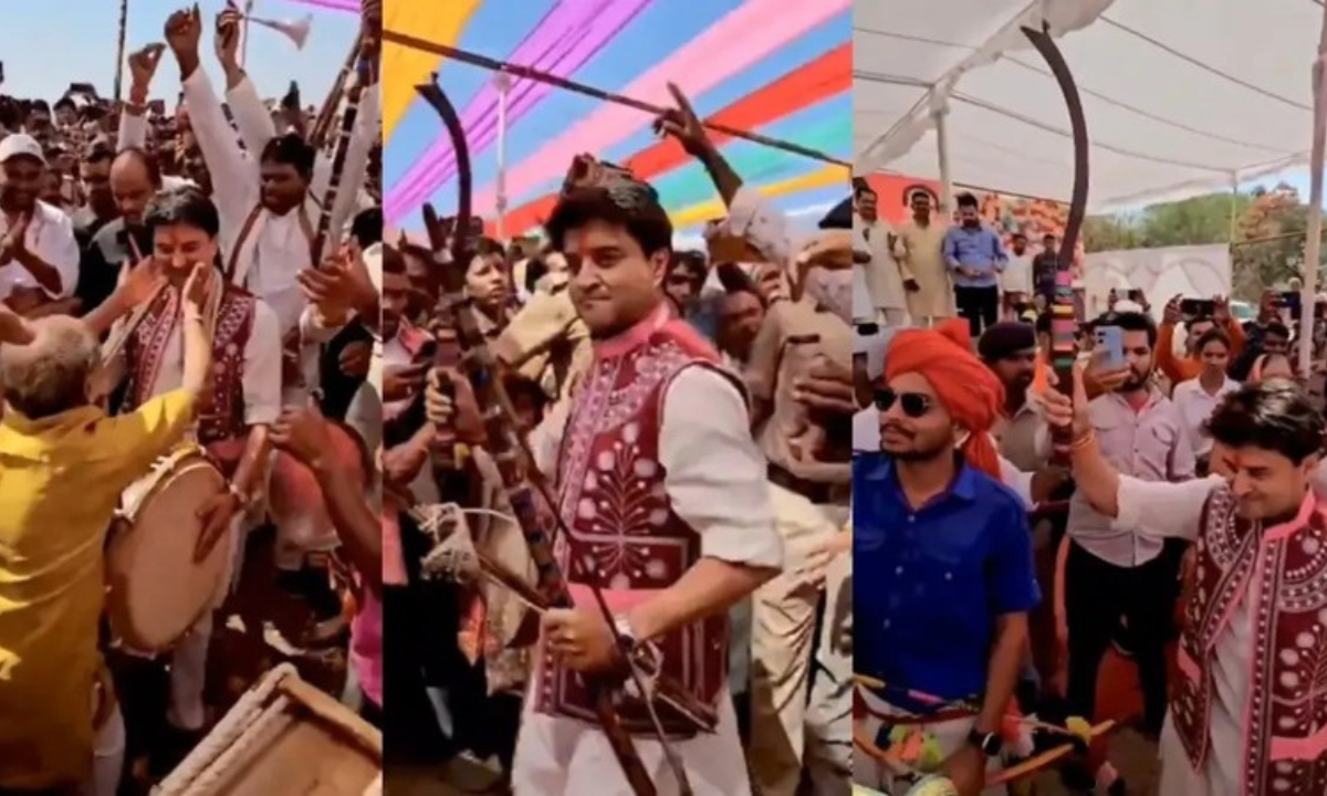 सिंधिया ने आदिवासियों के साथ किया ‘सहारा नृत्य, कमर में लाल दुपट्टा और हाथों में मोर पंख लेकर थिरके