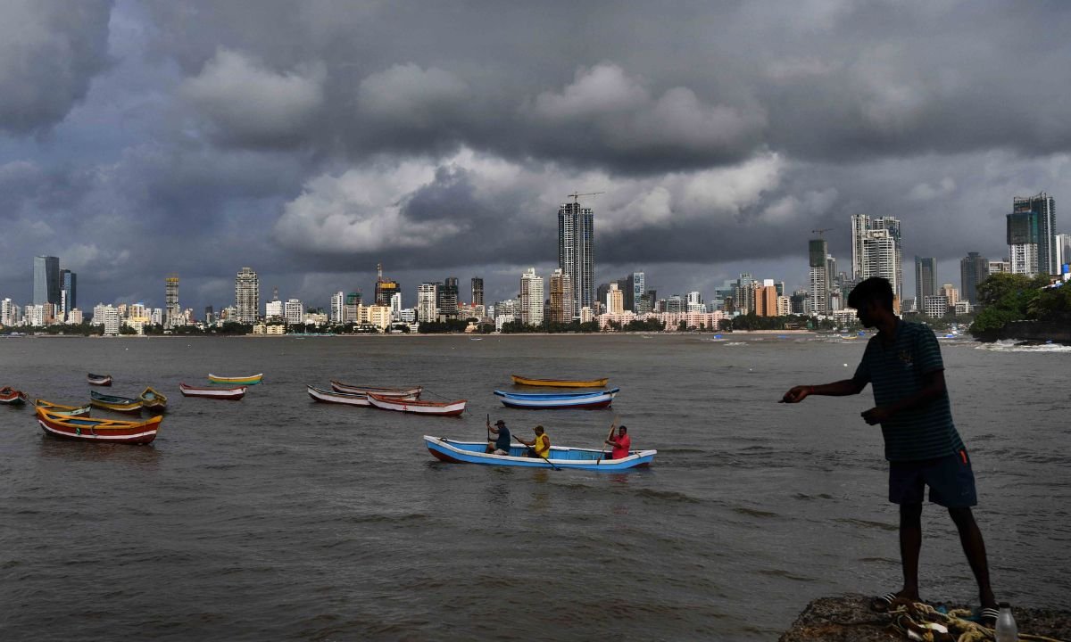 मुंबई और महाराष्ट्र में भारी बारिश और आंधी-तूफान का अलर्ट