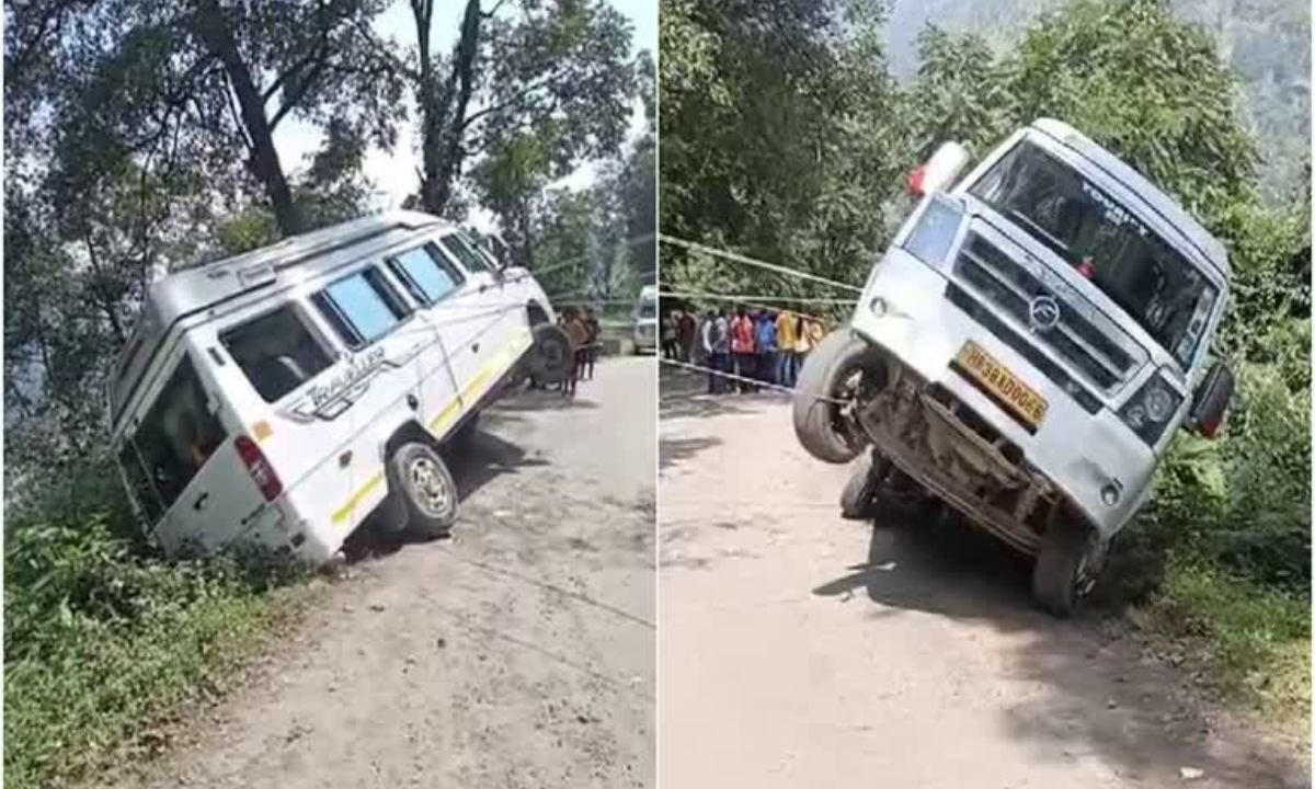 रुद्रप्रयाग-बदरीनाथ हाइवे पर टेंपो ट्रैवलर नदी में गिरा, 11 यात्री लापता