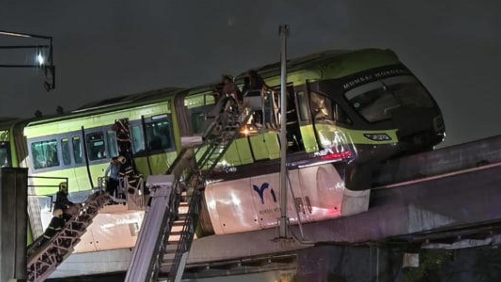 मुंबई मोनोरेल में फंसे 100 से ज़्यादा यात्री, दम घुटने तक पहुंची नौबत बड़ा हादसा टला