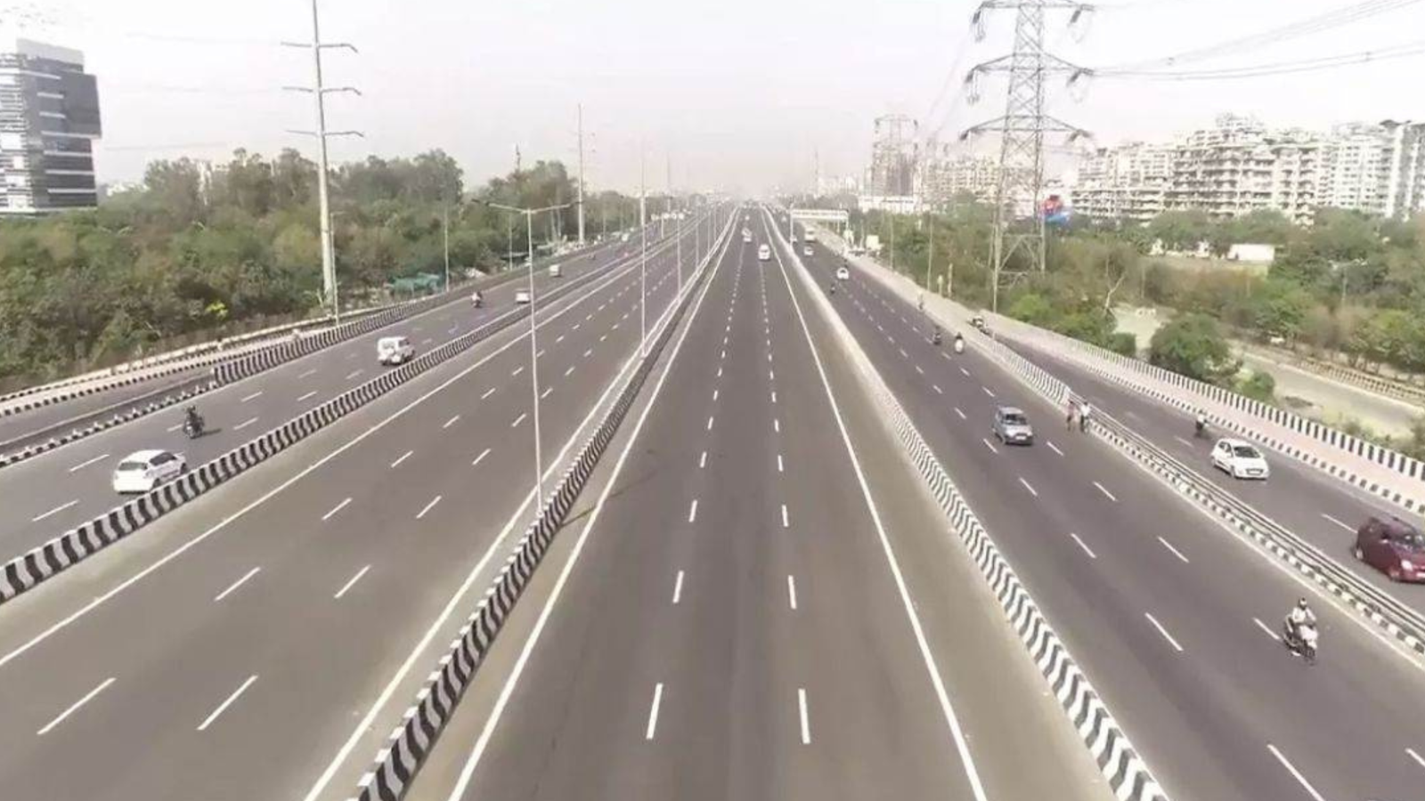 दिल्ली-मेरठ एक्सप्रेसवे पर अर्टिगा की टक्कर से ट्रैफिक पुलिसकर्मी घायल, सवाल खड़े