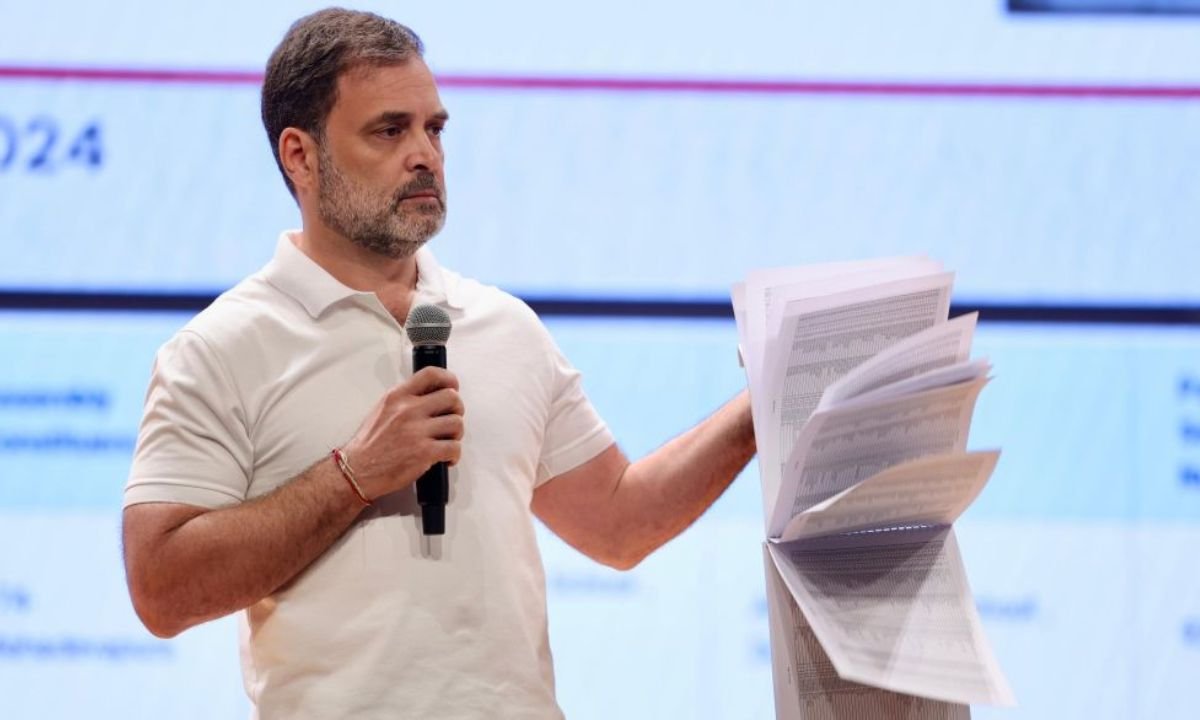 राहुल गांधी का चुनाव आयोग पर गंभीर आरोप: वोट चोरी का दावा