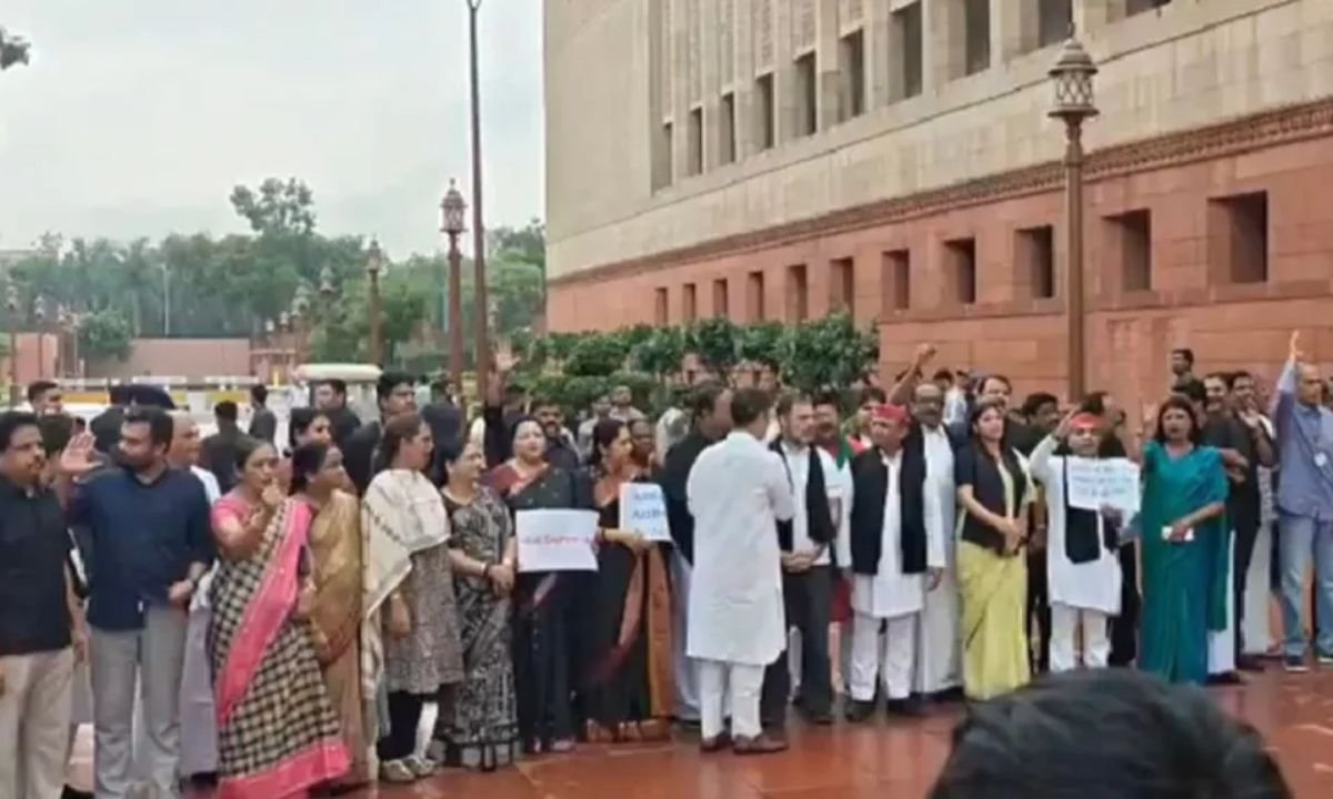 दिल्ली में S.I.R. के खिलाफ विपक्ष का जोरदार प्रदर्शन, राहुल गांधी ने की सांसद की मदद