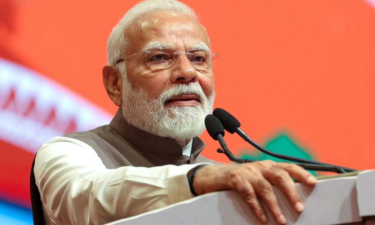 पीएम मोदी ने स्वतंत्रता दिवस पर की आरएसएस की तारीफ, मचा सियासी घमासान