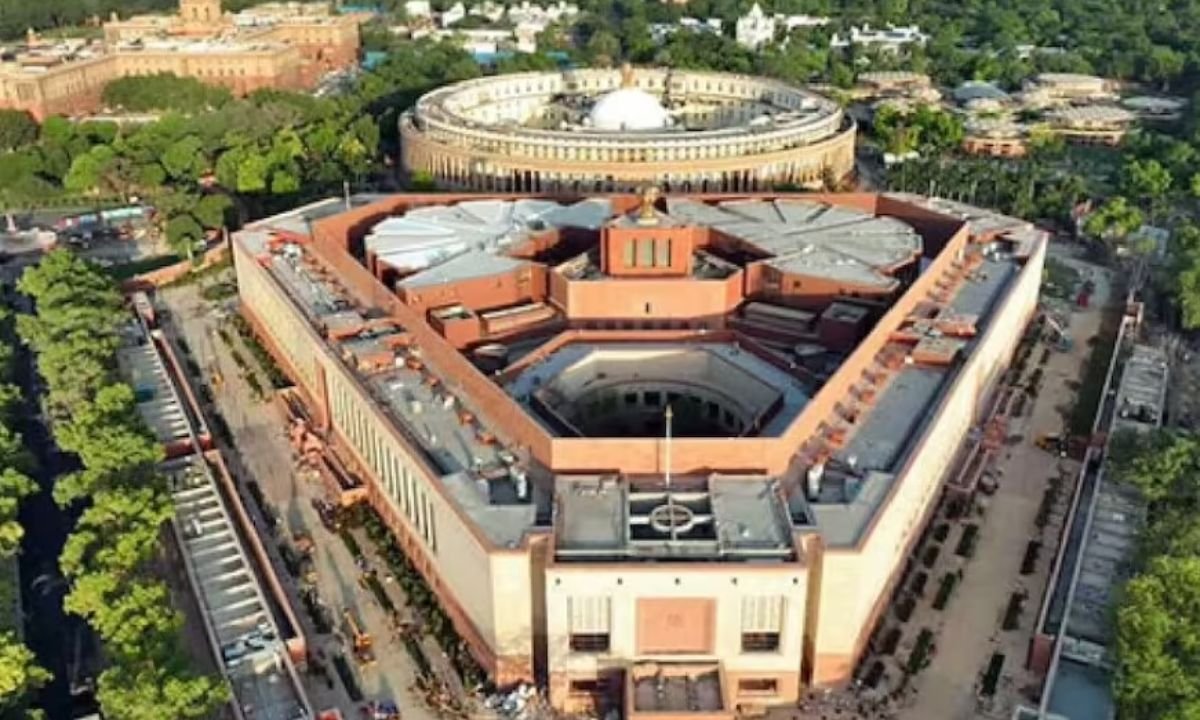 संसद भवन की सुरक्षा में सेंध: अतीत से लेकर अब तक की घटनाएं