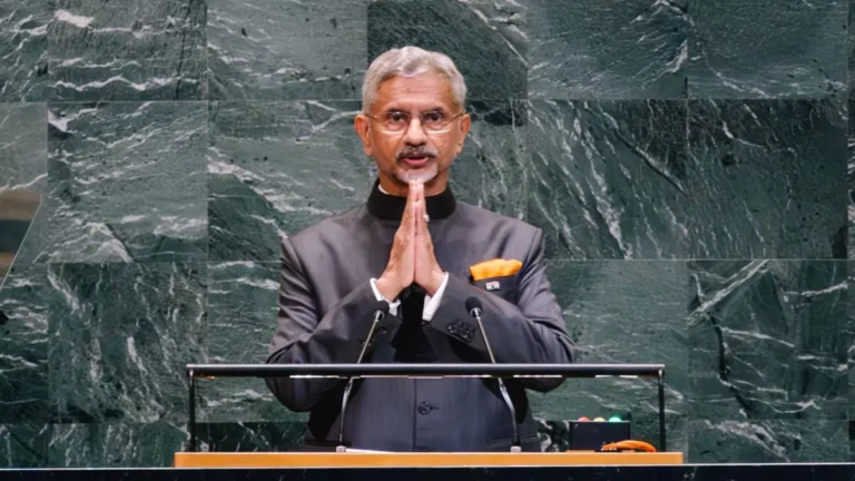 सुपरस्टार विजय की रैली में भगदड़, घर में बम की धमकी  राजनीति बना रियल लाइफ थ्रिलर