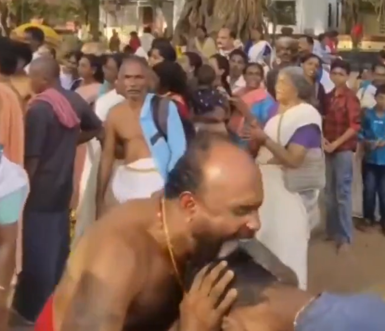 डैंड्रफ चाटो आंदोलन पोंगा पंडित जी की जादुई थूक वाली चमत्कारी इलाज कहानी