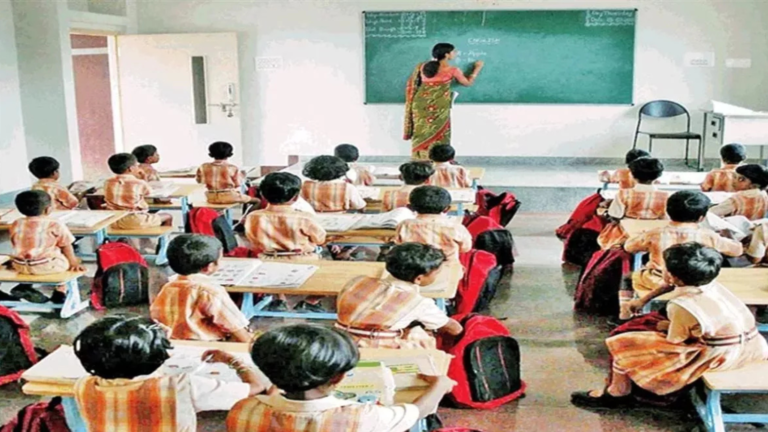 तेलंगाना नशे में स्कूल पहुँचे शिक्षक निलंबित, शिक्षा व्यवस्था पर उठे गंभीर सवाल