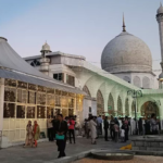 हजरतबल श्राइन में राष्ट्रीय प्रतीक से छेड़छाड़ पर बवाल, 26 लोग हिरासत में
