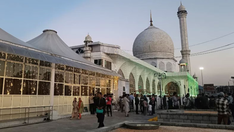 हजरतबल श्राइन में राष्ट्रीय प्रतीक से छेड़छाड़ पर बवाल, 26 लोग हिरासत में