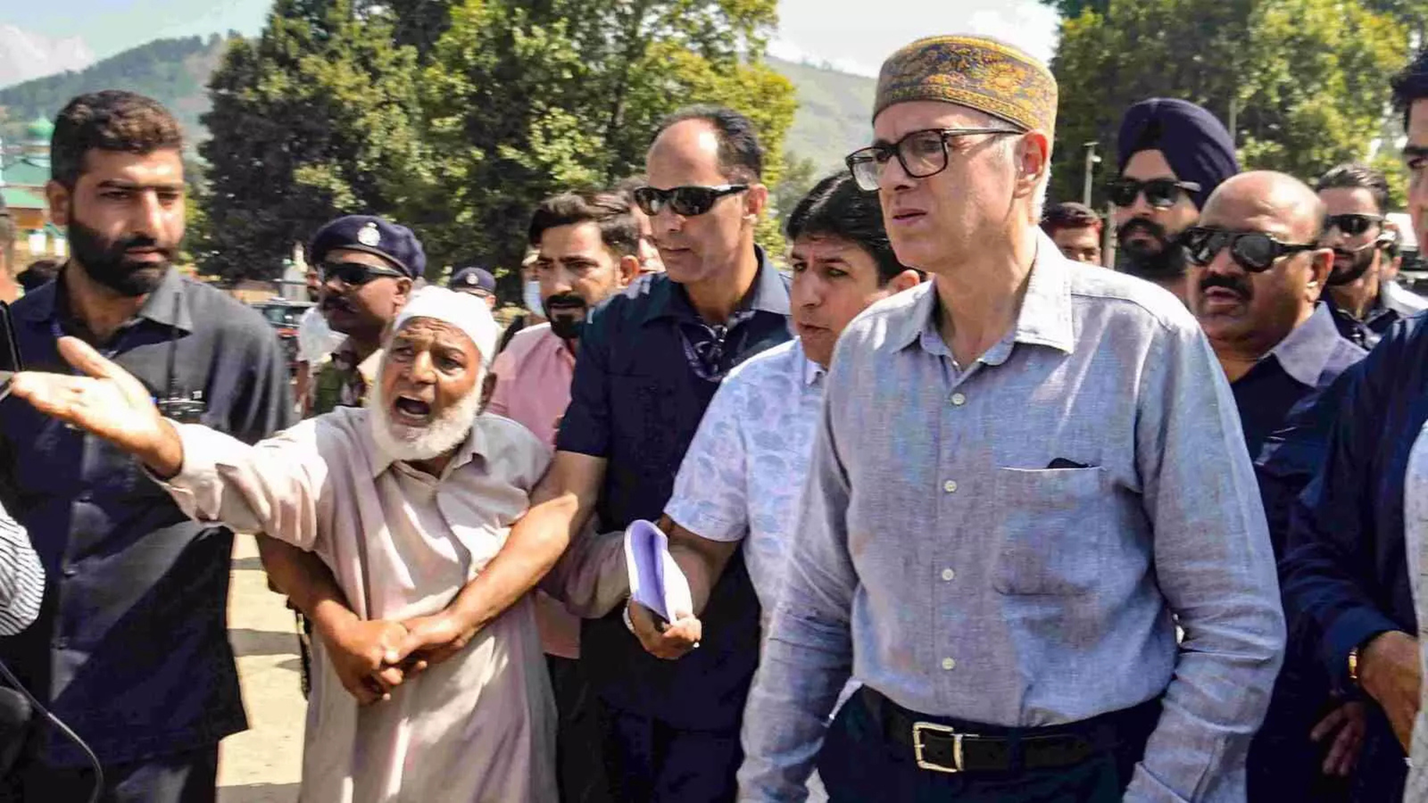 हजरतबल दरगाह विवाद उमर अब्दुल्ला ने धार्मिक स्थलों पर राष्ट्रीय प्रतीक के इस्तेमाल पर सवाल उठाया