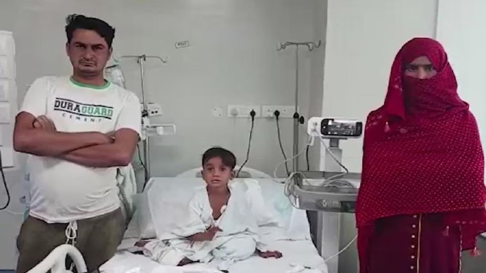 दिल्ली अस्पताल में अमानवीय घटना बेटे ने 84 वर्षीय पिता को घसीटकर नीचे उतारा, स्टाफ पर आरोप