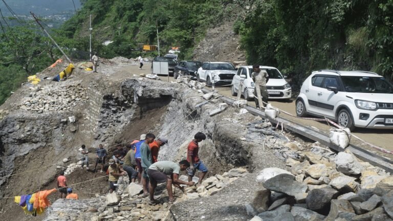 देहरादून टोंस नदी हाई वोल्टेज खंभे से ज़िंदगी बचाने वाला शख्स, रेस्क्यू नसीब