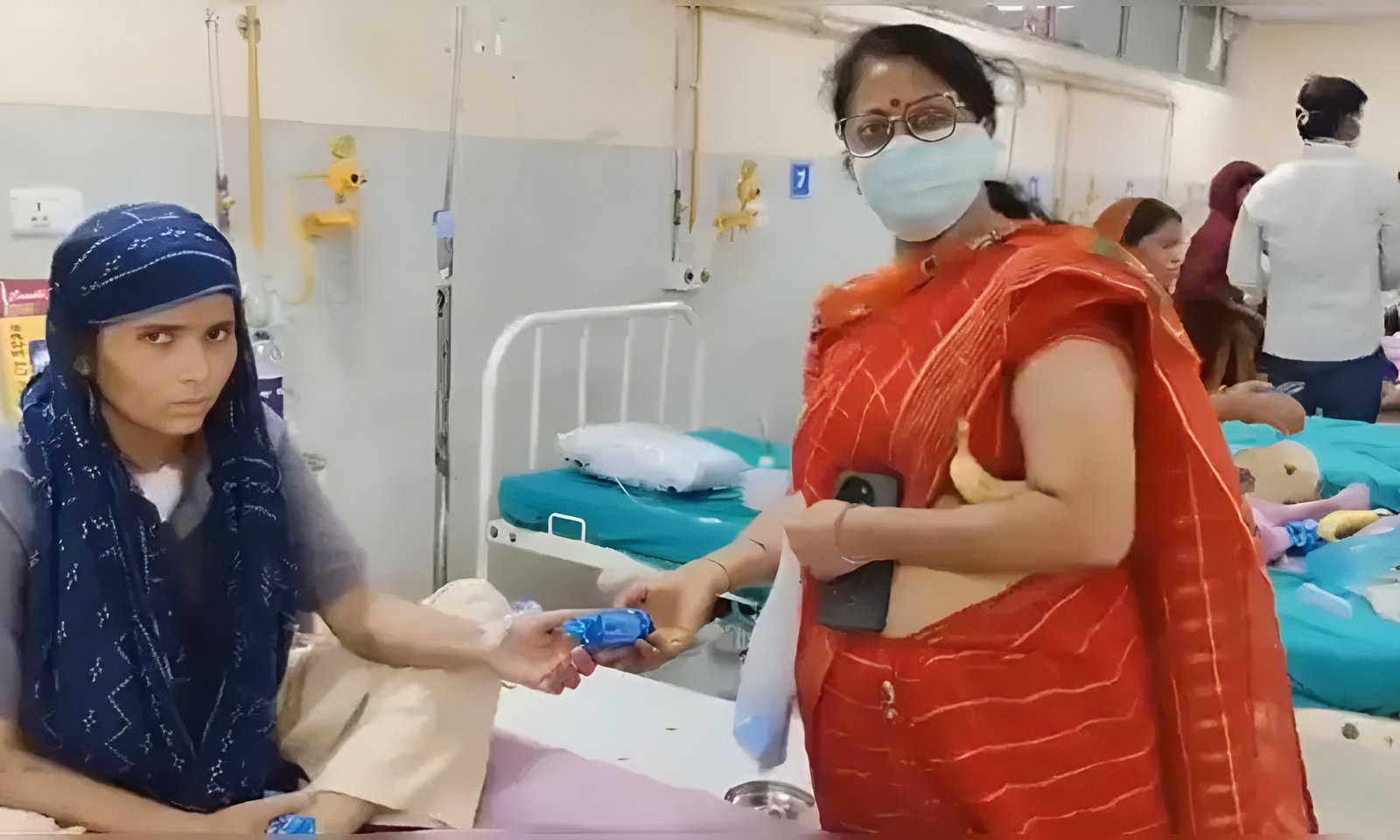 RUHS अस्पताल जयपुर में बिस्किट पैकेट विवाद, सोशल मीडिया पर सेवा पखवाड़ा की आलोचना