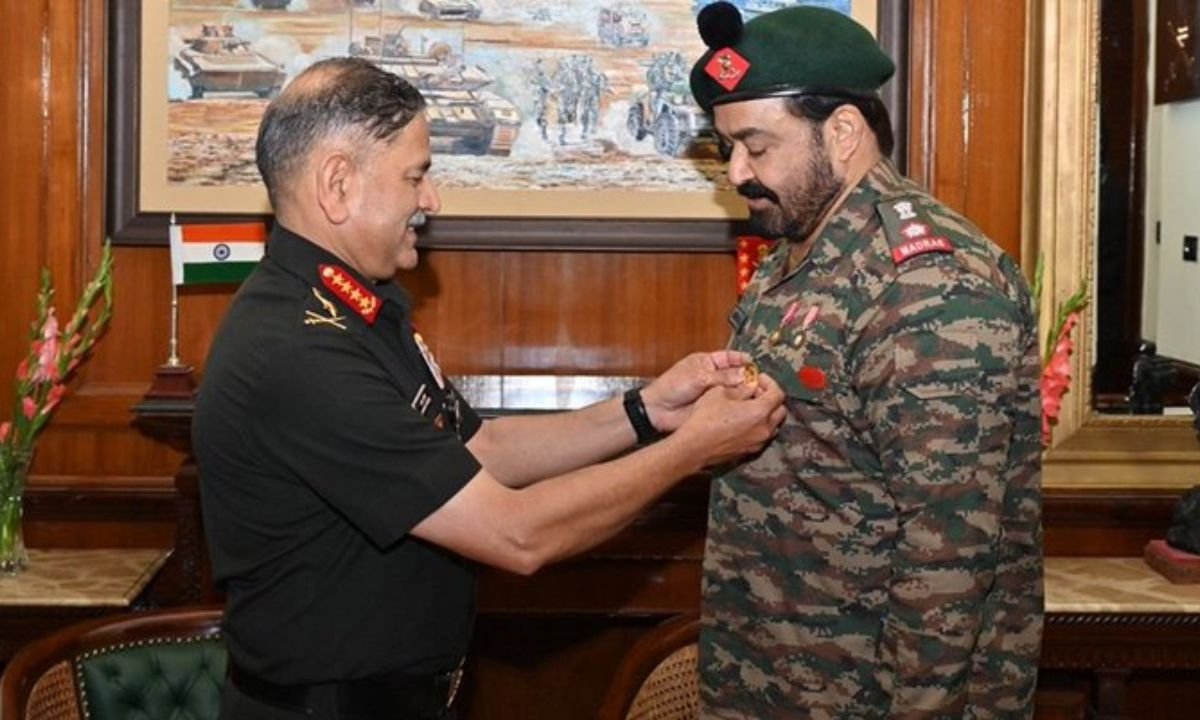 सिनेमा और देश सेवा का अनोखा संगम: अभिनेता मोहनलाल को COAS कमेंडेशन कार्ड