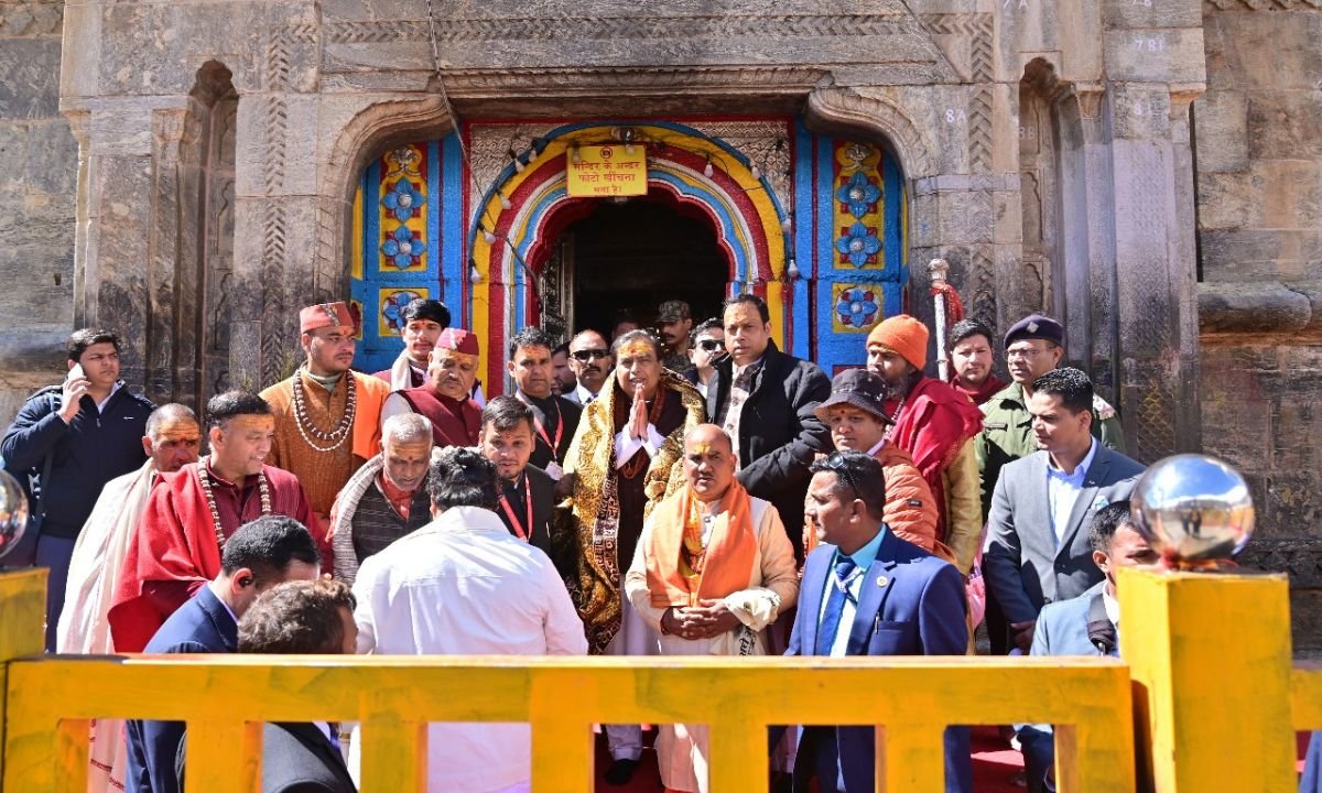 मुकेश अंबानी पहुंचे बद्रीनाथ, भक्तों संग किए धार्मिक अनुष्ठान और पूजा