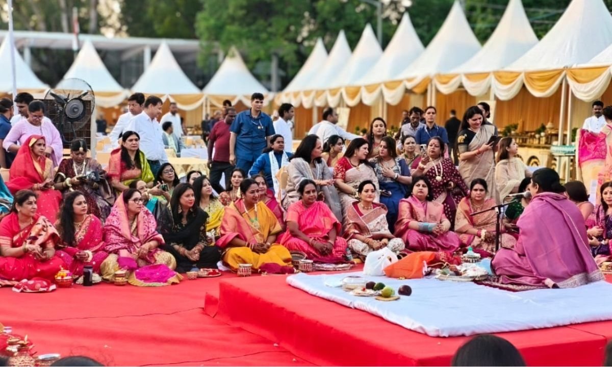 रेखा गुप्ता ने करवा चौथ पर महिलाओं और स्थानीय लोगों के साथ उत्सव मनाया