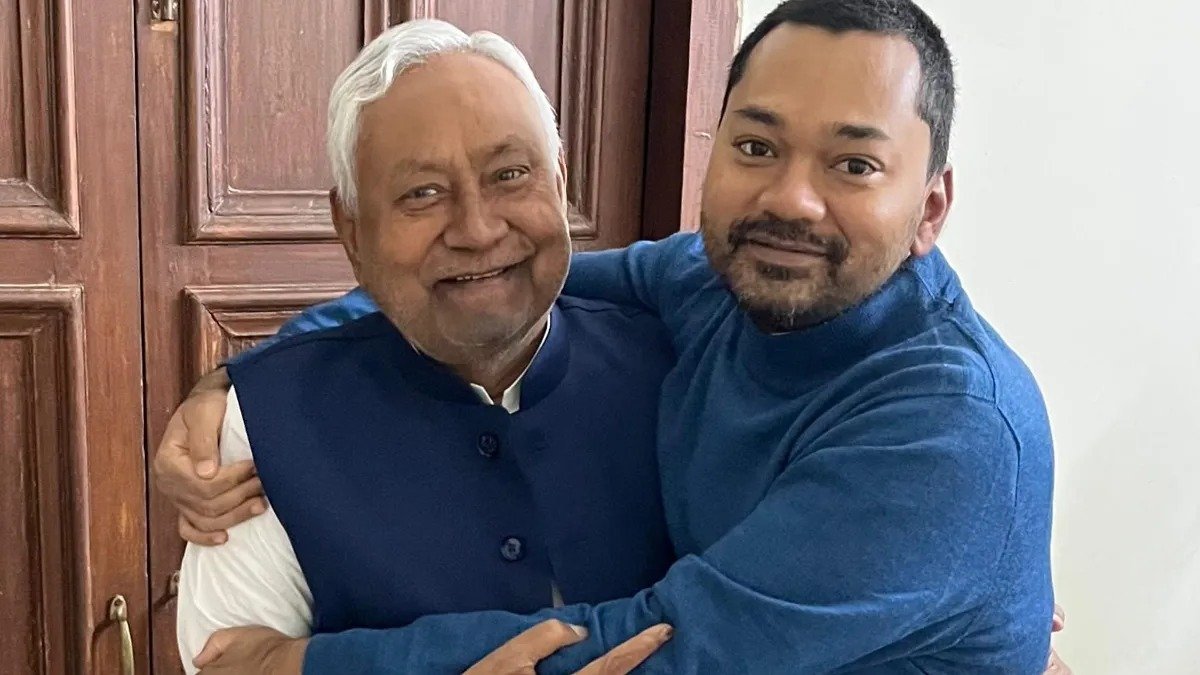 शपथ के तुरंत बाद CM नीतीश कुमार का बेटे निशांत से भावुक मिलन, पिता-पुत्र का अद्भुत पल