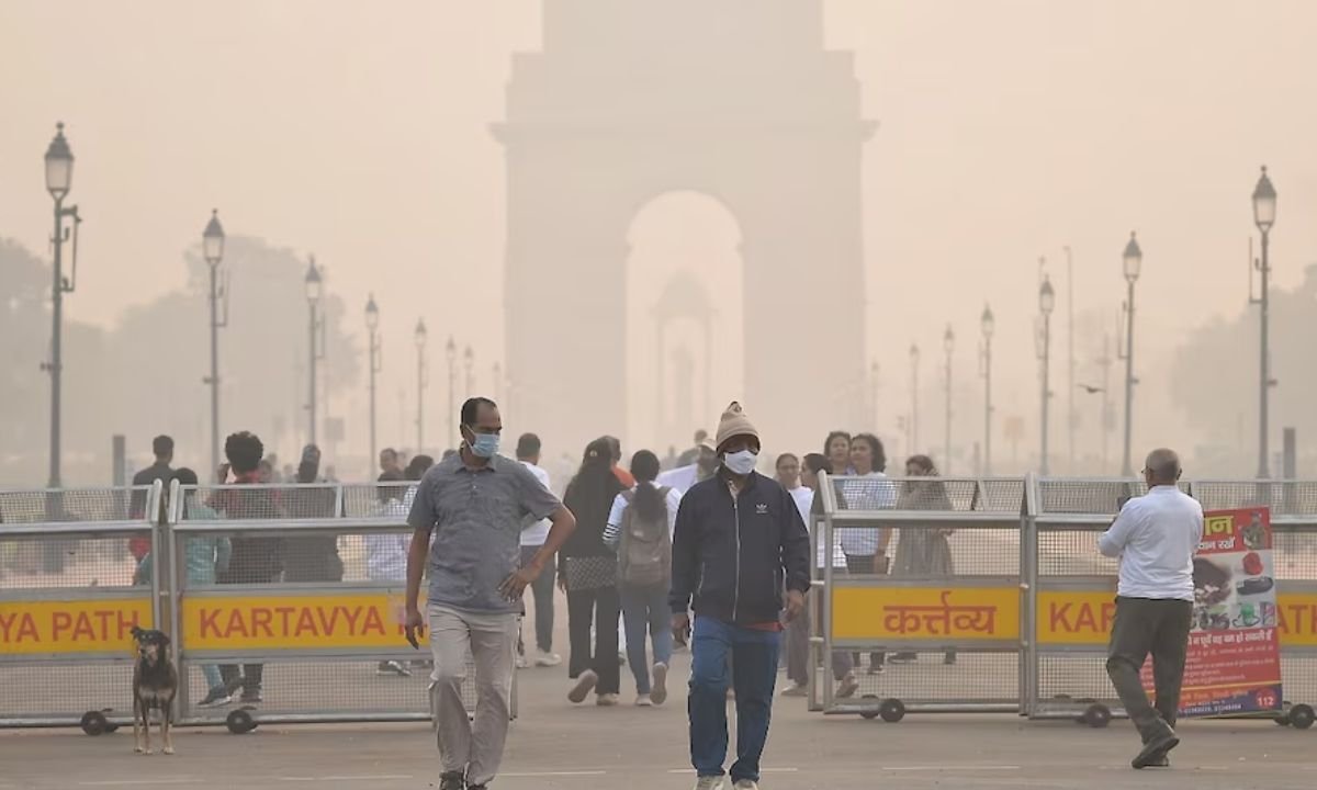 दिल्ली प्रदूषण संकट: इंडिया गेट पर साफ हवा की पुकार, पुलिस की हिरासत ने जगाई सवालों की आग!