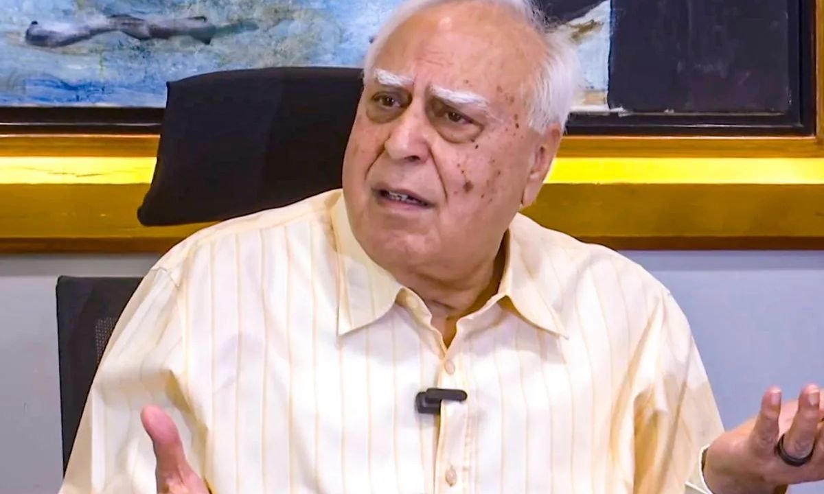 बिहार चुनाव: स्पेशल ट्रेनों पर सिब्बल के आरोप, ECI-BJP गठजोड़ का दावा!