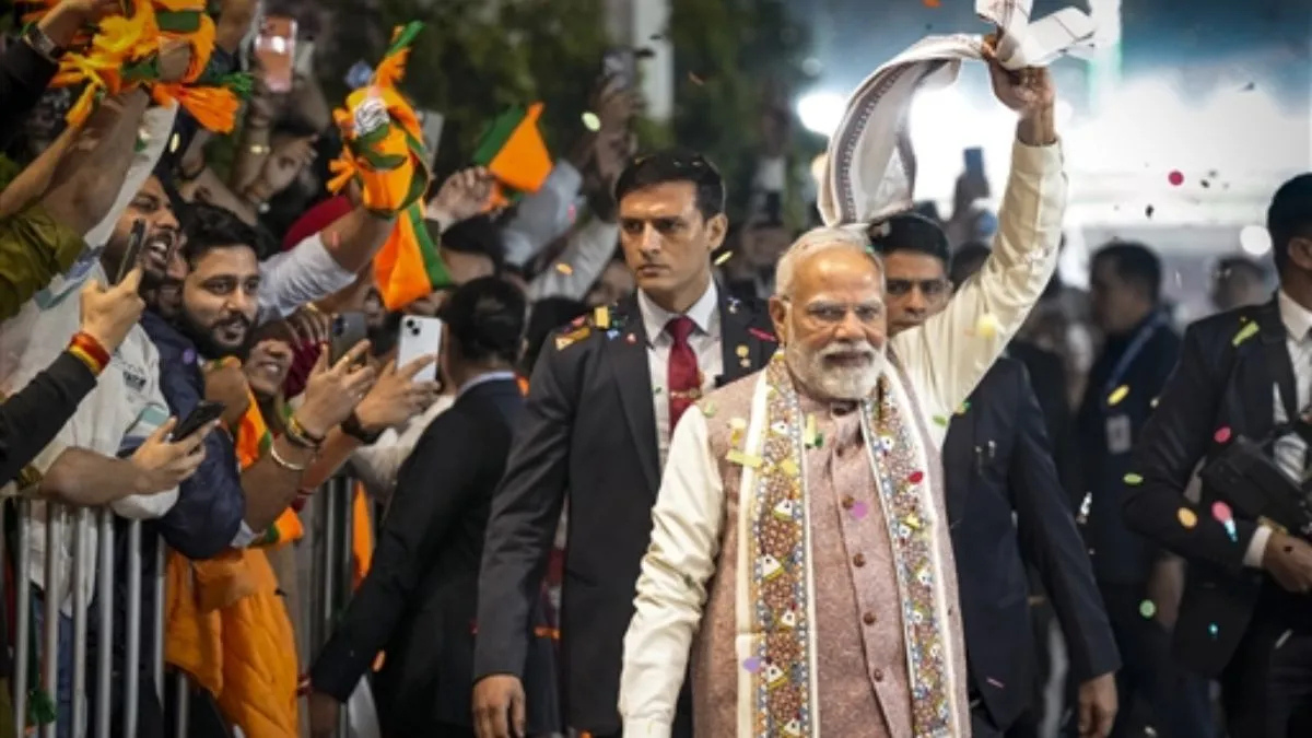 Bihar Election में ऐतिहासिक जीत के बाद, PM Modi को NDA सांसदों ने बधाई दी