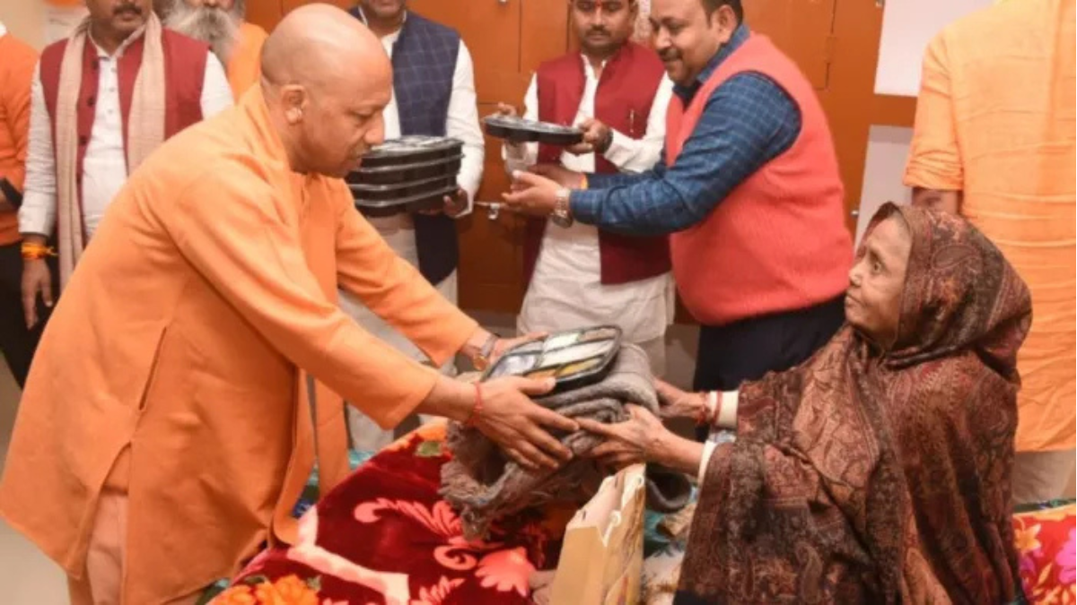 CM Yogi: भीषण ठंड को देखते हुए योगी ने किया रैन बसेरों का निरीक्षण