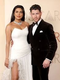 Oscars 2026 के रेड कारपेट पर छाईं Priyanka Chopra, पति निक जोनस के हाथ में बंधे ‘कलावा’ ने खींचा ध्यान