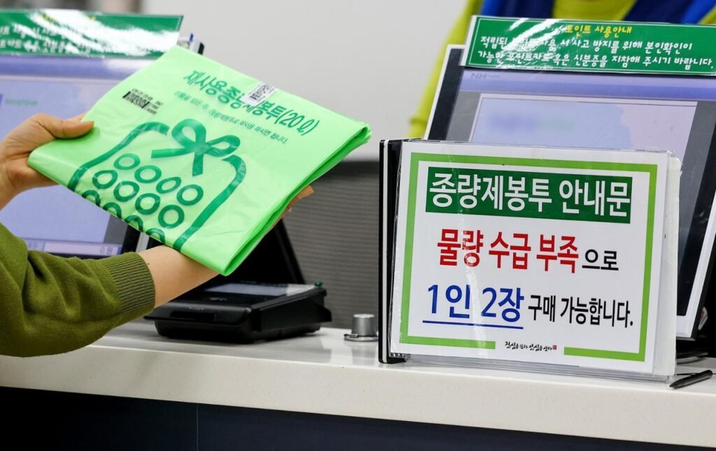 सियोल में कूड़े के बैग के लिए लंबी कतारें: तेल संकट के डर से मचा हड़कंप, जानिए पूरा मामला