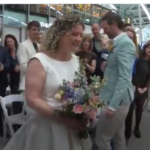 रेलवे स्टेशन पर हुई अनोखी शादी सेकेंड-हैंड कपड़ों में कपल ने दिया सादगी का संदेश