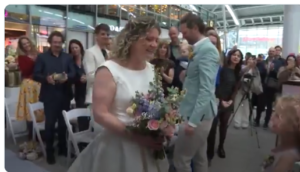 रेलवे स्टेशन पर हुई अनोखी शादी: सेकेंड-हैंड कपड़ों में कपल ने दिया सादगी का संदेश