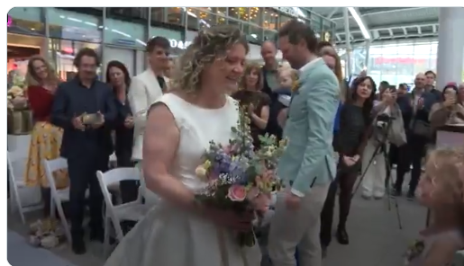 रेलवे स्टेशन पर हुई अनोखी शादी सेकेंड-हैंड कपड़ों में कपल ने दिया सादगी का संदेश