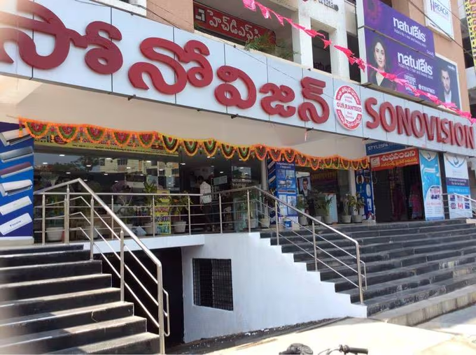 Khammam Mobile Showroom Theft: सिर्फ 10 मिनट में 170 मोबाइल फोन चोरी, लाखों का माल लेकर फरार हुआ शातिर गैंग