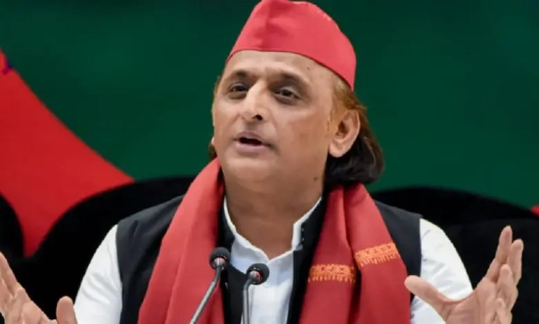 UP Politics: सपा में टूट के दावे से गरमाई सियासत, राजभर के बयान पर अखिलेश खेमे का पलटवार