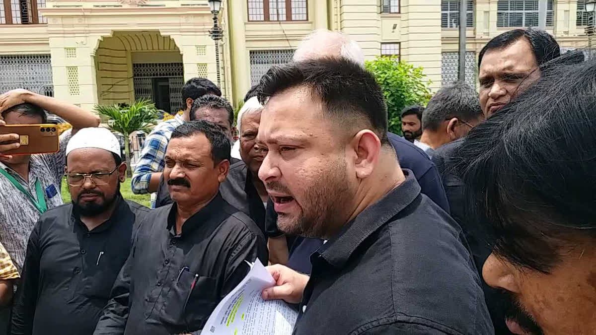 Bihar Politics: राजभवन मार्च के दौरान हिरासत में लिए गए तेजस्वी यादव रिहा, बोले ‘जेल से….