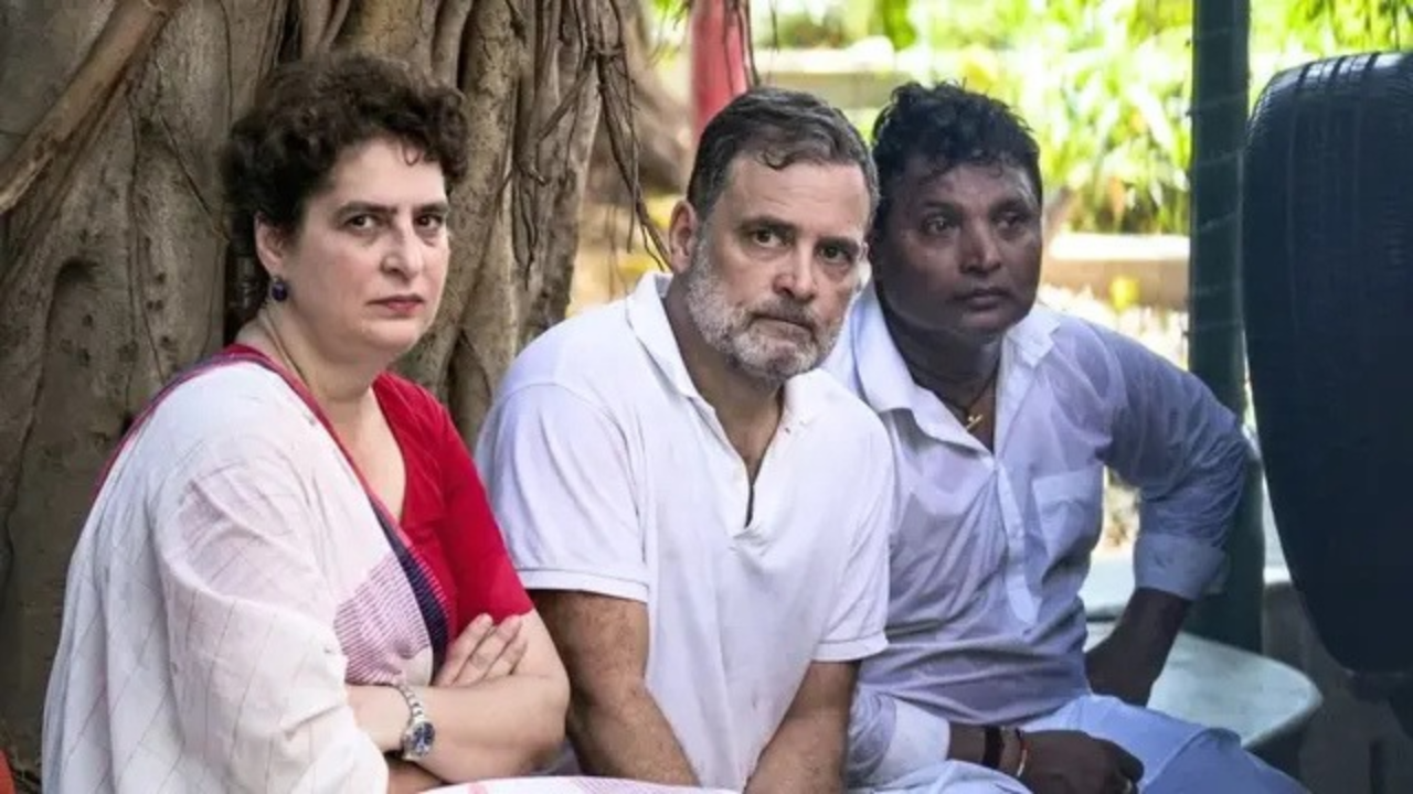राहुल गांधी प्रियंका गांधी FIR